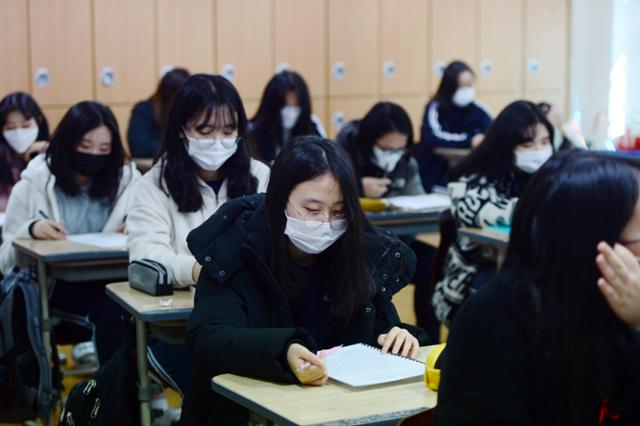 2021학년도 새 학기 개학날인 2일 오전 광주 광산구 비아고등학교에서 한 학생이 수업에 몰두하고 있다. 광주=뉴스1