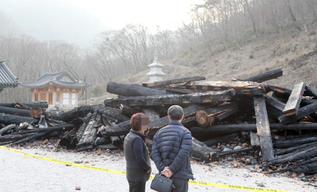 화재로 전소된 전북 정읍시 내장사의 대웅전을 찾은 시민들이 6일 처참한 현장을 둘러보고 있다. 연합뉴스