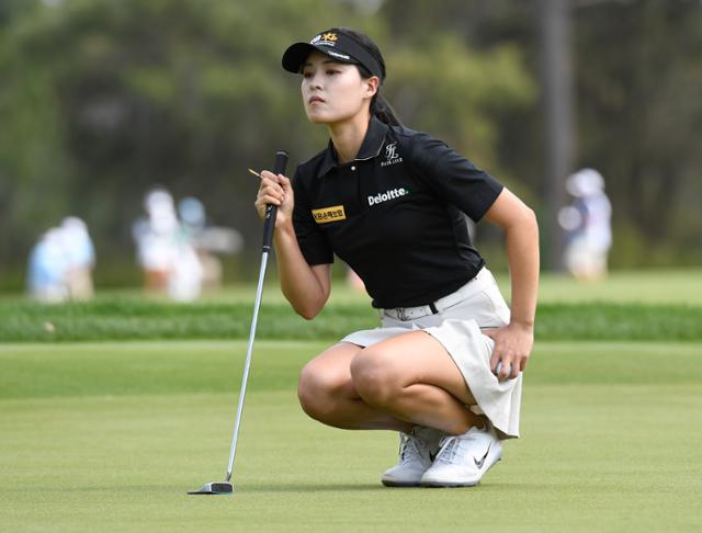 전인지가 지난달 28일 미국 플로리다주 올랜도의 레이크 노나 GC에서 열린 LPGA투어 게인브리지 LPGA 3라운드 8번 그린에서 퍼팅을 준비하고 있다. AP 뉴시스