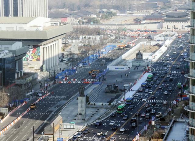 광화문 광장 재구조화 공사로 8일 오전 서울 세종대로에서 차량들이 서쪽 도로 대신 광장 동쪽 도로에서 양방향으로 통행하고 있다. 연합뉴스.