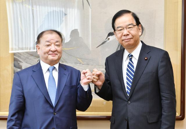 강창일 일본 주재 한국대사가 일본 주요 정당과의 부임 인사를 마무리했다고 주일 한국대사관이 2일 밝혔다. 사진은 지난달 25일 일본 도쿄 공산당 본부에서 면담을 끝낸 뒤 기념 촬영하는 강창일(왼쪽) 대사와 시이 가즈오 일본 공산당 위원장. 주일 한국대사관 제공