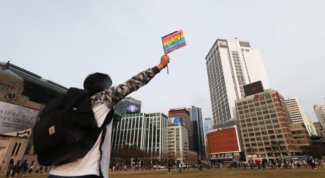 6일 오후 서울광장에서 열린 故 변희수 하사를 함께 기억하는 추모행동에서 참가자들이 고인을 기리며 추모하고 있다. 연합뉴스