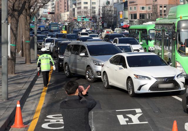 광화문광장 교통체계가 바뀌고 첫 출근날인 8일 광화문 교차로에서 우회전 차량들이 혼잡을 빚고 있다. 서울시는 지난 6일 0시부터 광화문광장 서측도로를 폐쇄하고 동측도로 양방향 통행을 시작했다. 뉴스1