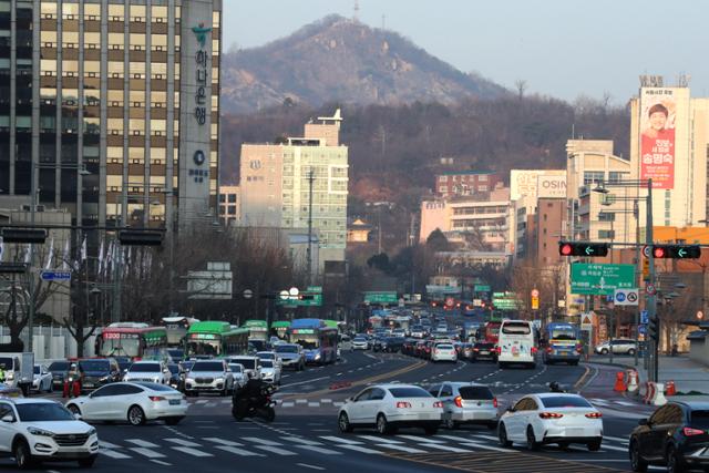 광화문광장 서쪽도로 통제 후 출근 첫날인 8일 오전 광화문광장 진입 도로인 서울 종로구 사직로 일대가 정체되고 있다. 연합뉴스