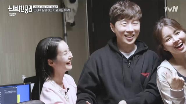 김가연 임요환 신애라(왼쪽부터 차례로)가 tvN '신박한 정리'에서 예능감을 자랑했다. 방송 캡처