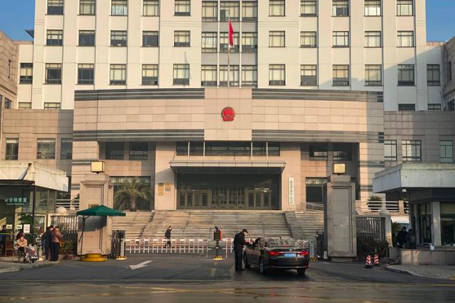 중국 상하이 푸동신구 인민법원 앞에서 경찰이 운전자의 체온을 체크하고 있다. 상하이=AFP 연합뉴스