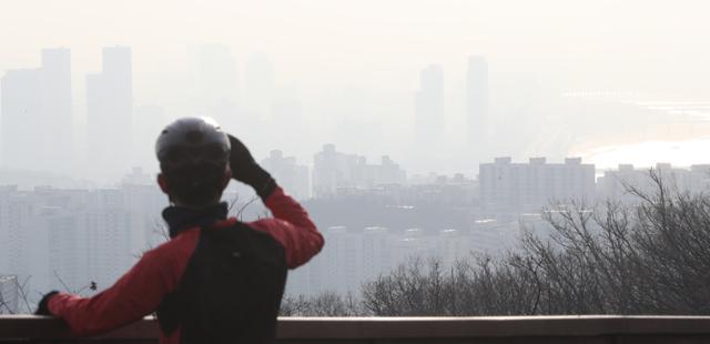 미세먼지 농도가 '나쁨' 수준을 보인 9일 서울 중구 남산서울타워에서 바라본 서울 시내가 흐리다. 뉴스1