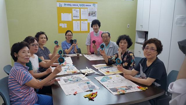 이맹자(오른쪽 네 번째)한지공예명장이 2019년 8월 대구 파티마병원에서 환우보호자 공예 나눔 봉사후 간담회를 하며 사진을 찍었다. 한지나라공예문화협회제공