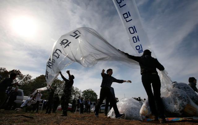 경기 파주시 접경지역에서 자유북한운동연합 등 탈북자 단체들이 대북 전단을 날리고 있다. 연합뉴스