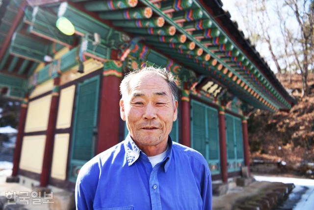 창령사 터에서 오백나한상을 처을 발견한 김병호씨가 당시 상황을 설명하고 있다. 옛 절터에는 아담한 크기의 법당이 하나 세워져 있다.