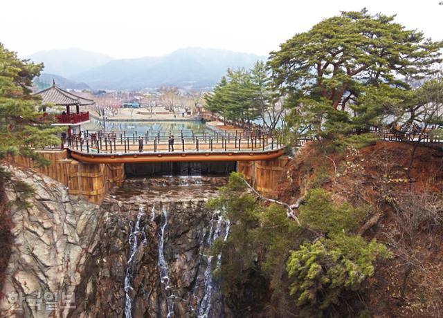 30m 높이의 용추폭포 위에는 투명유리로 산책로를 만들었다.