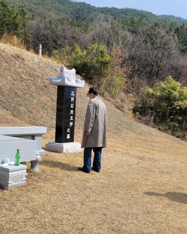 송해 선생이 9일 송해공원 뒷산에 묻힌 자신의 부인 고 석옥이씨의 묘소를 둘러보고 있다. 달성군 제공