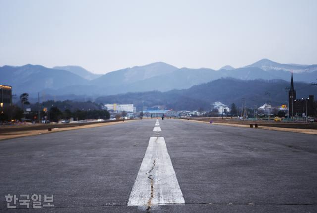 제천 시내 북측의 모산비행장. 여전히 국방부 소유지만 평시에는 시민들의 산책로로 활용된다.