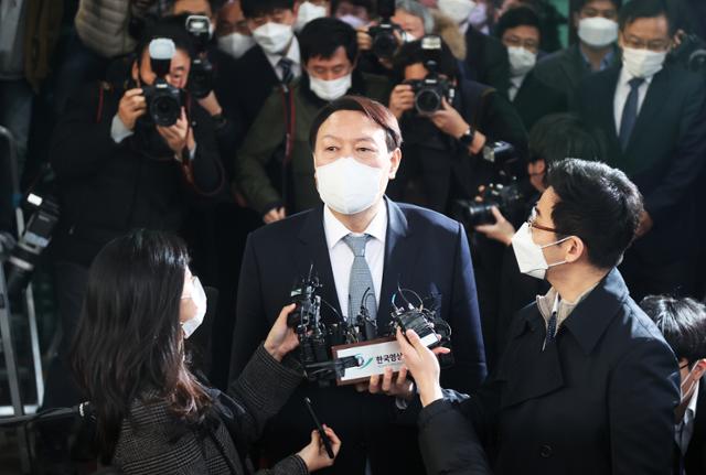 4일 서울 서초구 대검찰청 청사를 나서고 있는 윤석열 전 검찰총장. 연합뉴스