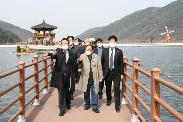 김문오 달성군수와 송해 선생이 9일 오전 '송해선생 기념관' 건립 기공식에서 송해 공원 내 옥연지를 둘러보고 있다. 달성군 제공