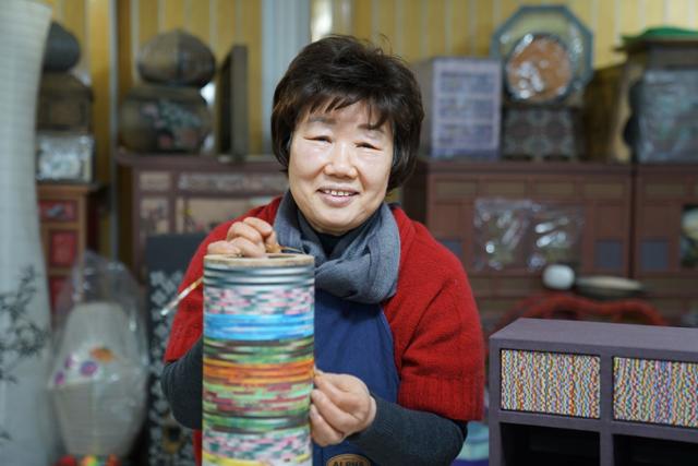 이맹자 한지공예명장이 대구 서구 한지나라공예문화협회에서 한지 공예 작품을 만들며 웃고 있다. 강은주기자