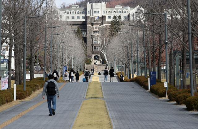 2일 오전 신종 코로나바이러스 감염증(코로나19}의 여파로 1학기를 비대면 수업으로 개강한 서울 서대문구 연세대학교 캠퍼스가 한산한 모습을 보이고 있다. 뉴시스