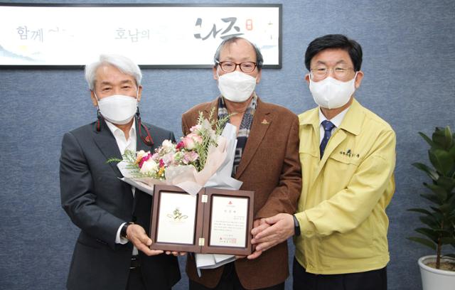 9일 전남 나주시청 시장실에서 윤영준(가운데)씨가 나주 제2호 아너소사이어티 가입식을 갖고 기념촬영을 하고 있다. 나주시 제공