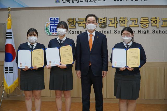 임종식 경북교육감이 동아리경진대회 전국 1위를 차지한 한국생명과학고 학생들에게 장학금을 수여했다.