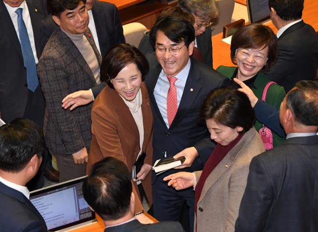 지난해 1월 13일 국회 본회의장에서 유치원3법(유아교육법·사립학교법·학교급식법)이 표결 처리되며 이 법을 주도한 박용진 의원이 유은혜 부총리와 기뻐하고 있다. 한국일보 자료사진