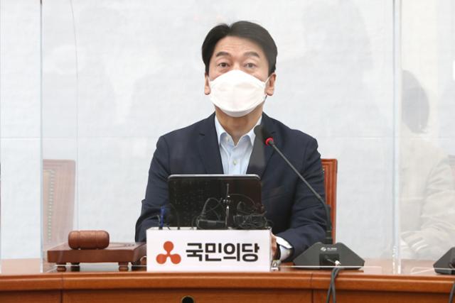 안철수 국민의당 대표가 11일 서울 여의도 국회에서 열린 최고위원회의에서 발언을 하고 있다. 뉴스1