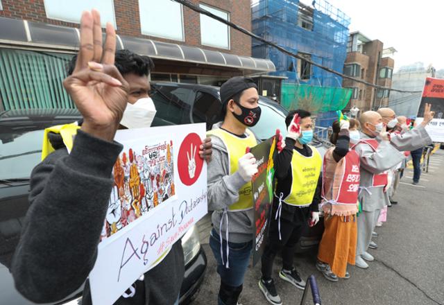 미얀마 청년들과 대한불교조계종 사회노동위원회 소속 스님들이 12일 오후 서울 용산구 주한미얀마대사관 앞에서 미얀마의 민주화를 기원하는 오체투지에 앞서 기자회견을 하고 있다. 이들은 "미얀마에서 부처님 가르침 중 첫 번째 계율을 위반하는 살생이 벌어지고 있다는 현실이 믿을 수 없다"며 "미얀마 쿠데타 군부가 살생과 폭력을 멈추고 당장 물러나야 한다"고 했다. 뉴스1