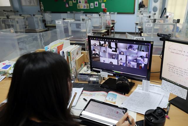 서울 노원구 용원초등학교에서 한 교사가 교실에서 원격수업을 하고 있다. 연합뉴스