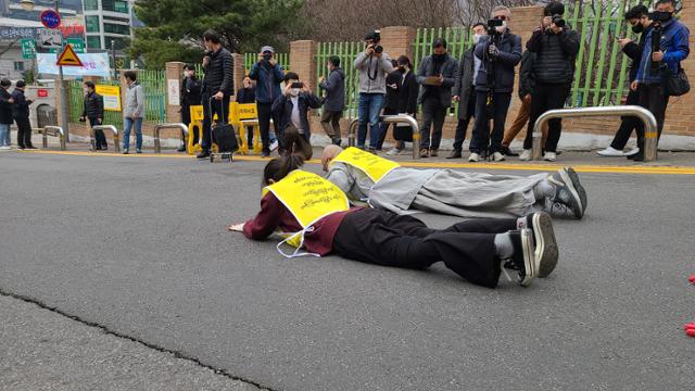 2021년 3월 12일 서울 한남동 미얀마 대사관 앞에서 국내에 거주하는 미얀마 청년들과 조계종 사회노동위원회, 인권단체 관계자들이 거리에 몸을 던져 국제사회의 미얀마 사태 개입을 호소하는 오체투지를 벌이고 있다. 김민호 기자