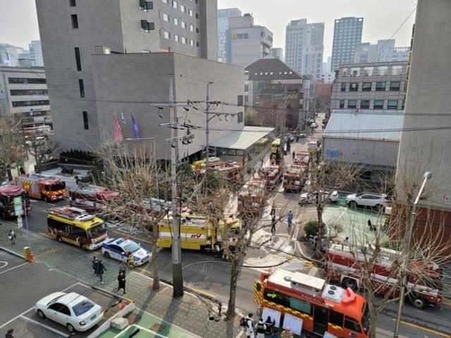 서울 마포구 서교동 한 호텔에서 13일 화재가 발생해 소방차 30여대가 출동했다. 연합뉴스