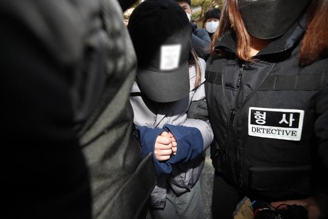 지난달 12일 경북 김천시 대구지방법원 김천지원에서 10일 구미시 빌라에서 3세 여아가 숨진 채 발견된 사건과 관련해 아이의 어머니가 구속영장 실질심사를 받고 나오고 있다. 연합뉴스