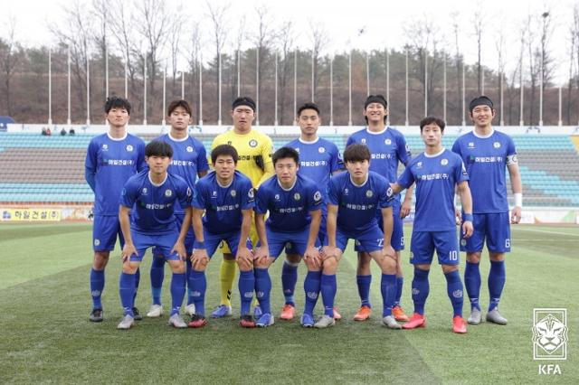 강원FC B팀을 상대한 여주FC 선수들. 대한축구협회 제공