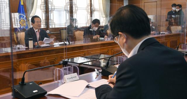 정세균 국무총리가 14일 오후 서울 종로구 정부서울청사에서 열린 '한국토지주택공사(LH) 후속조치 관계장관회의'에서 모두발언을 하고 있다. 오른쪽은 사의를 표명한 변창흠 국토교통부 장관. 공동취재사진