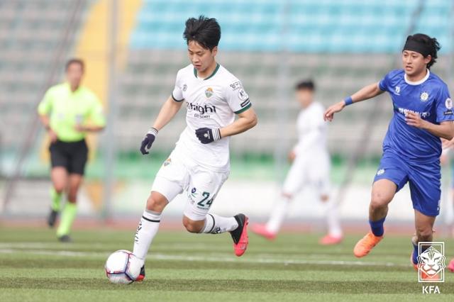 강원 B 소속 김대원이 14일 여주종합운동장에서 열린 K4리그 여주FC전에서 드리블하고 있다. 대한축구협회 제공