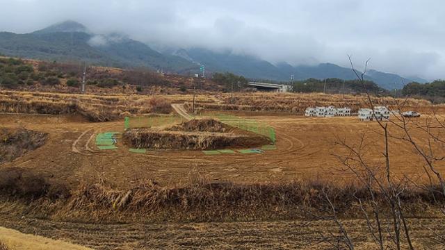 전북 남원시에서 진행 중인 태양광발전시설 공사현장 한 가운데 A씨의 땅에 울타리가 설치돼 있다. A씨 제공