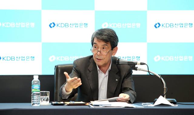 이동걸 산업은행 회장이 15일 온라인 기업 구조조정 제도 설명회에서 발언하고 있다. 산업은행 제공