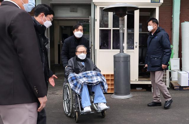 동부구치소 수감 도중 기저질환 치료를 위해 50여 일간 병원에서 치료를 받은 이명박 전 대통령이 지난해 12월 10일 오후 서울 종로구 서울대병원에서 퇴원하고 있다. 공동취재사진