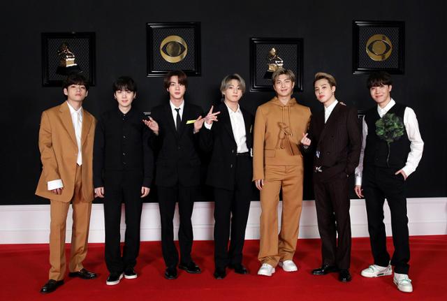 그룹 '방탄소년단'(BTS)이 15일(한국시간) 온라인으로 '제63회 그래미 어워즈(GRAMMY AWARDS)' 레드카펫에 참여했다. 방탄소년단은 그래미 어워즈 베스트 팝 듀오/그룹 퍼포먼스 부문에 '다이너마이트'로 후보에 올랐지만 수상이 불발됐다. 빅히트 엔터테인먼트 제공