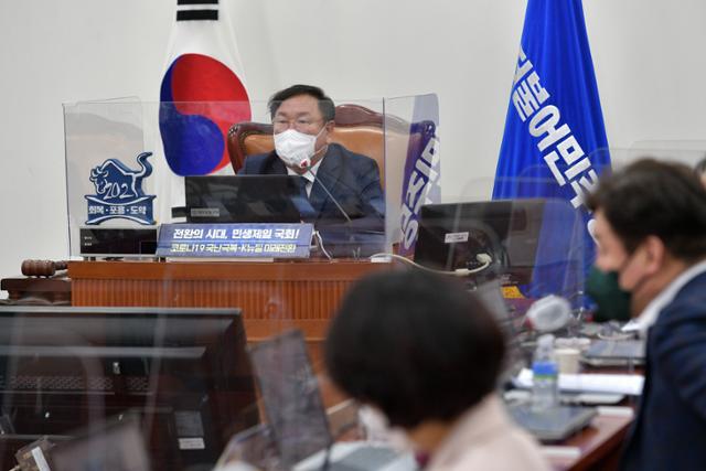 김태년 더불어민주당 대표 권한대행이 15일 국회에서 열린 화상의원총회에서 모두발언을 하고 있다. 오대근 기자