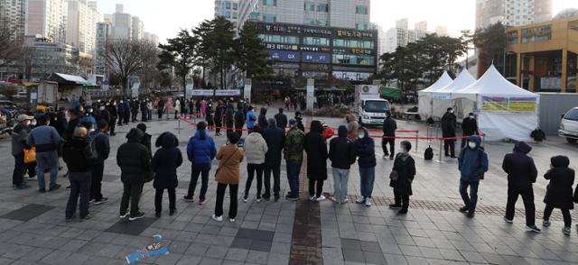 16일 오전 서울 구로구 구로역 광장 코로나19 임시선별검사소에 외국인 근로자 등이 검사를 받기 위해 선별검사소 운영시간 전부터 줄지어 대기하고 있다. 뉴시스