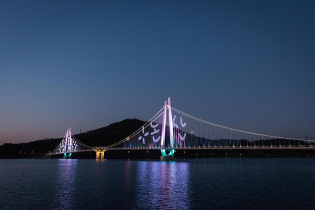 탑정호 출렁다리 야간 경관. 논산시 제공