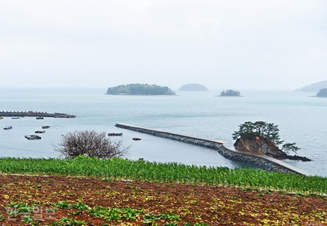 남면해안도로에서 본 평산마을. 제법 큰 포구를 끼고 있는, 이 길에서 가장 큰 마을이다.