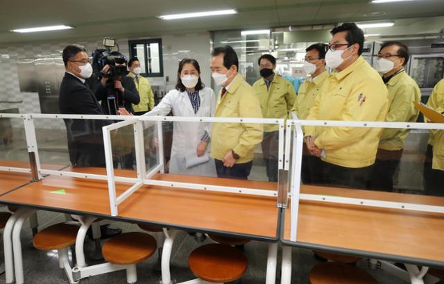 지난달 25일 학교방역 현장점검에 나선 정세균 국무총리가 서울 영등포구 영신초등학교 급식실을 살펴보고 있다. 뉴스1