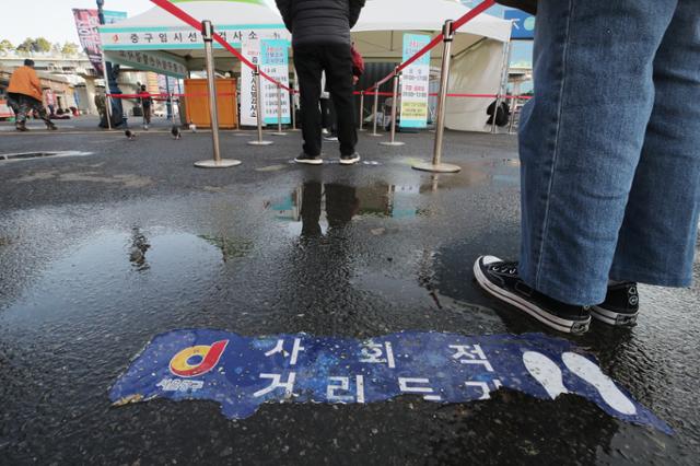 16일 오전 서울역 임시선별진료소에 시민들이 검사를 받기 위해 줄을 서고 있다. 연합뉴스