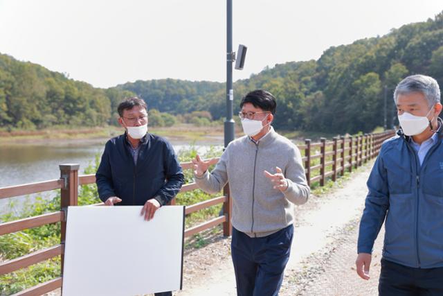 배광식 대구 북구청장이 서리지 수변 생태공원 조성사업 현장을 점검하고 있다. 북구청 제공