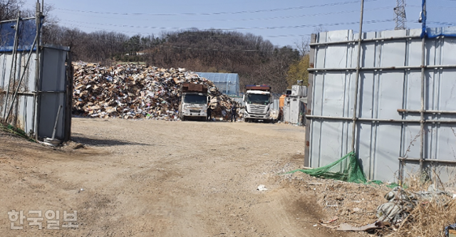 경기 시흥시 과림동의 한 농지가 농업 목적이 아닌 재활용쓰레기 수집장 목적으로 쓰이고 있다. 시흥=최은서 기자