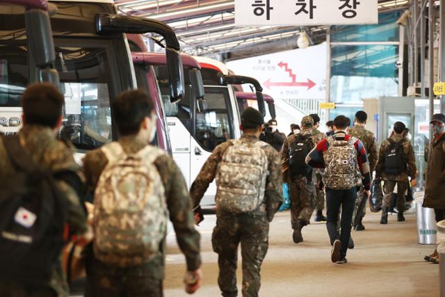 지난달 15일 휴가를 받아 버스를 타고 서울시 광진구 동서울버스터미널에 내린 군 장병들이 하차장을 나서고 있다. 연합뉴스