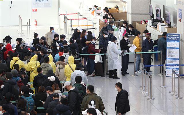 지난해 3월 6일 오전 인천국제공항 제1여객터미널 법무부 출입국서비스센터 앞에서 불법 체류 외국인들이 자진 출국 신고를 하기 위해 길게 줄을 서 기다리고 있다. 연합뉴스