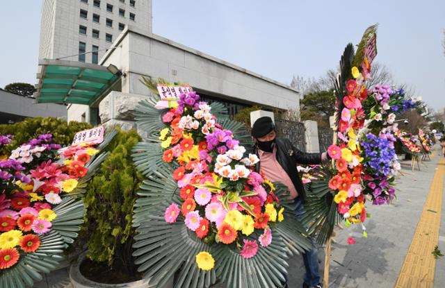 보수단체 회원들이 15일 서울 서초구 대검찰청 앞에서 윤석열 전 검찰총장 응원 화환을 철거하고 있다./배우한 기자