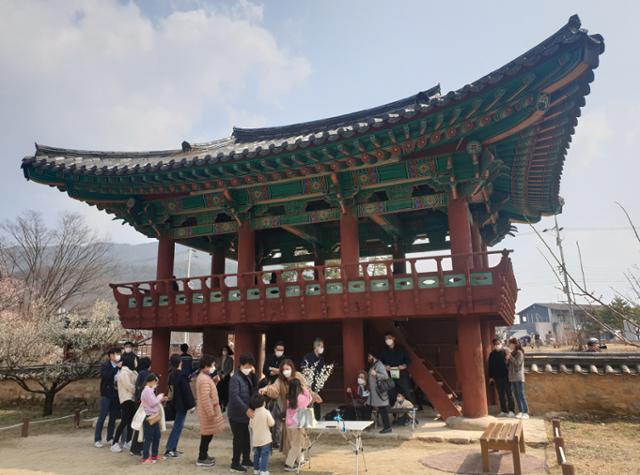 경북 성주군 회연서원에 관광객들이 봄날씨를 만끽하고 있다. 성주군 제공