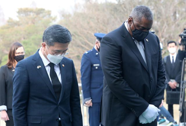 로이드 오스틴(오른쪽) 미국 국방부 장관과 서욱 국방부 장관이 18일 서울 동작구 국립서울현충원에서 현충탑 참배를 하고 있다. 사진공동취재단